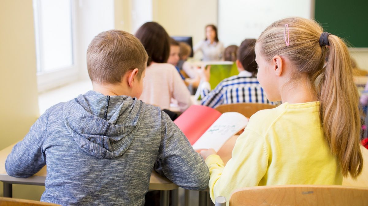 Schüler in der Klasse von hinten