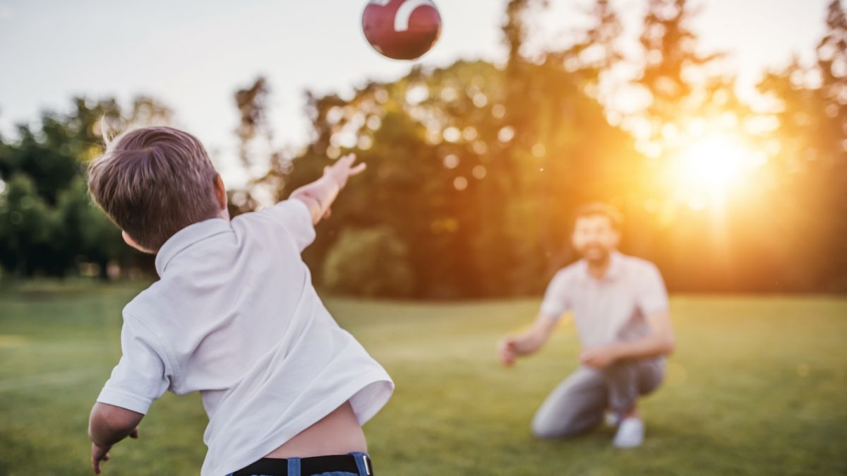 Vater und Sohn spielen Ball