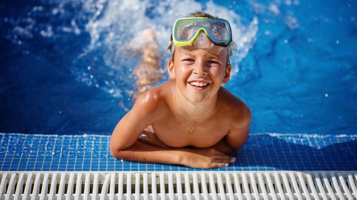 Junge im Freibad