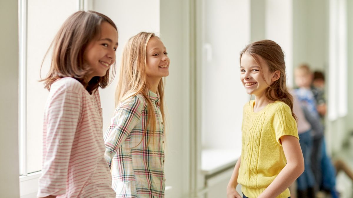 Schulkinder auf dem Flur